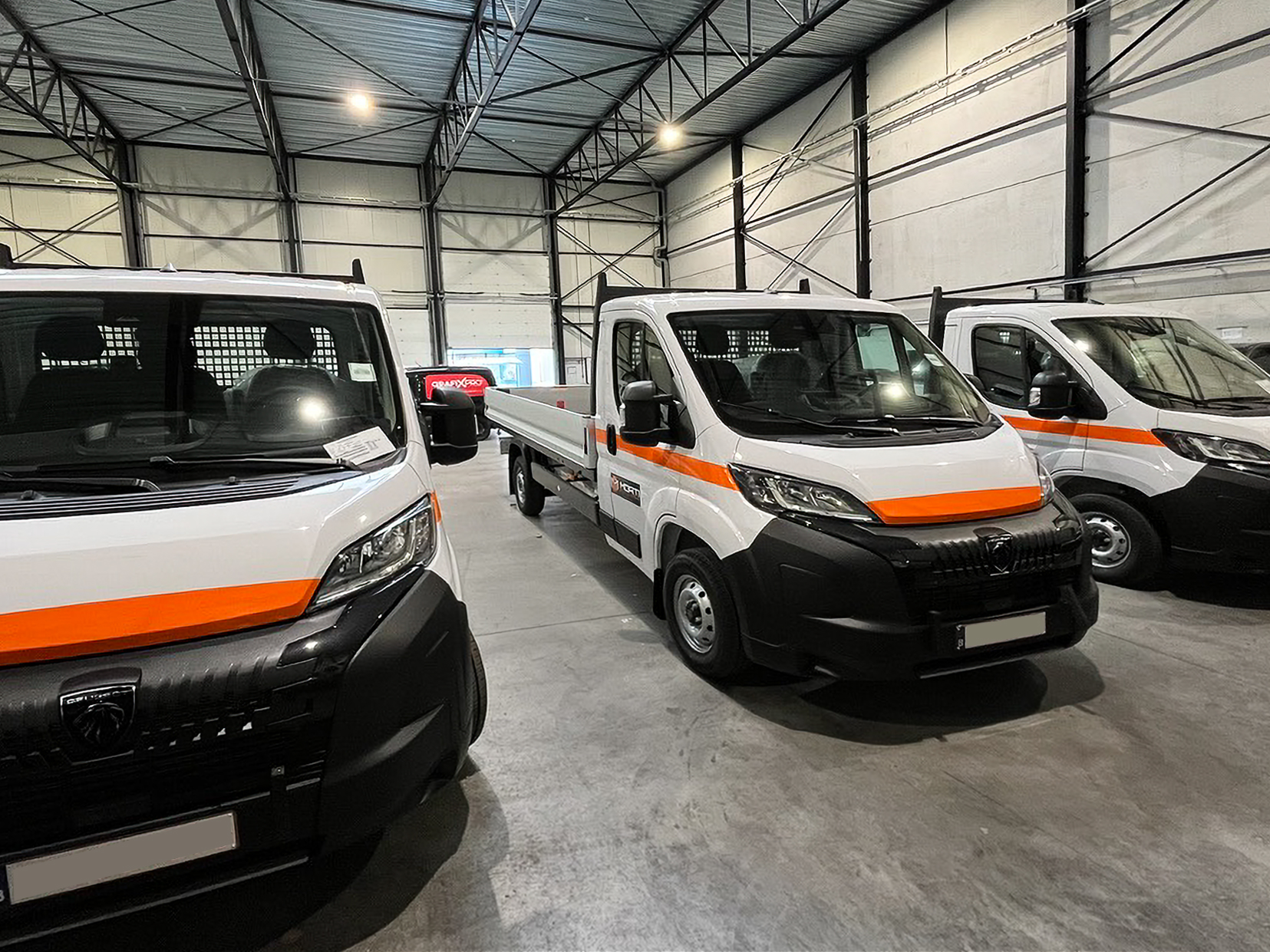 Meerdere voertuigen uit het wagenpark van Morti tijdens de uitvoering op locatie.