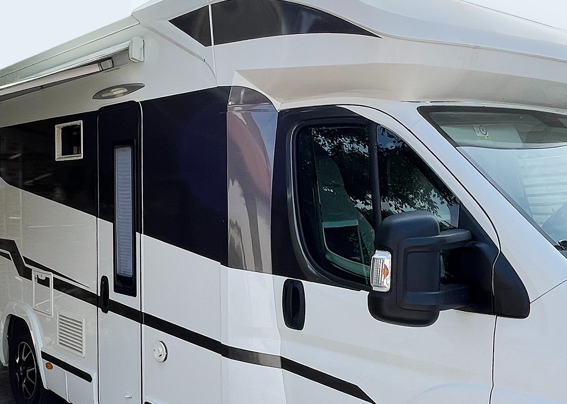 Mobilhomebelettering & striping door GrafixPro